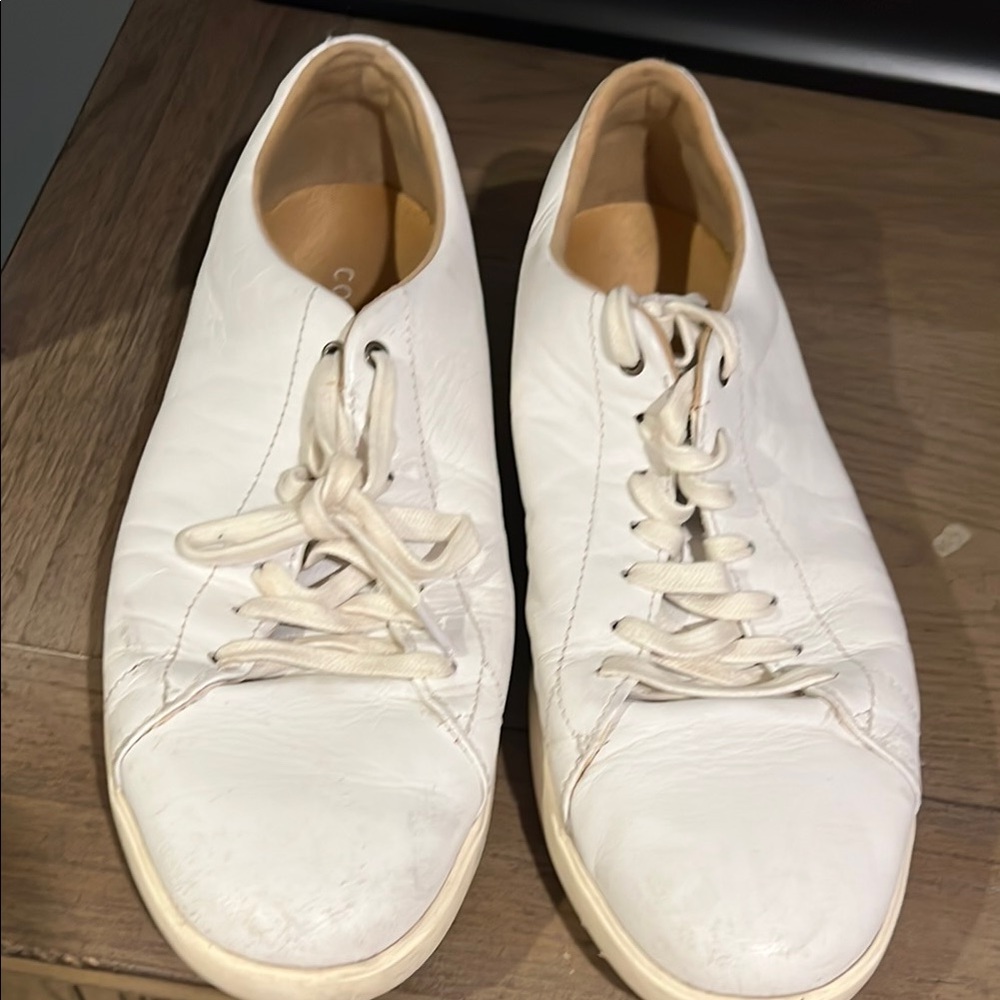 White Low-Top Sneakers with Textured Fabric and Rubber Sole
